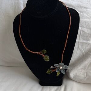 Chic Floral Necklace with Green and Silver Details